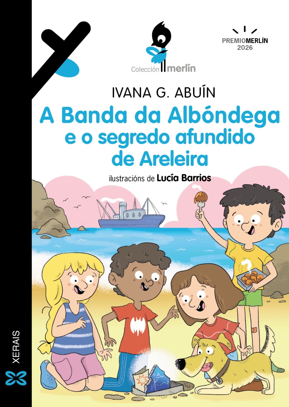 Portada de A Banda da Albóndega e o segredo afundido de Areleira: catro rapaces e un can na area da praia, arredor dunha caixa cun fragmento de cerámica azul, cun barco ao fondo