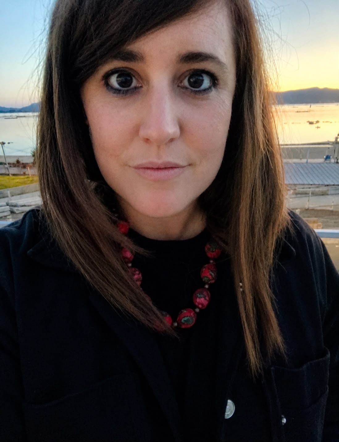 Ivana Gómez Abuín ao solpor, coa ría e o peirao ao fondo